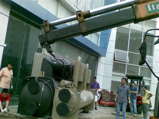 仪征市随车吊和汽车吊的核心区别是什么？哪种更省钱？